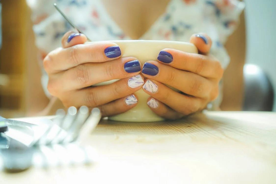 Est-il préférable d'utiliser des faux ongles ou ses propres ongles pour une manucure