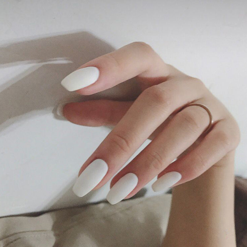 Faux-ongles-carre-moyen-blanc-simple-chic-ongles-gel-femmes-naturel-nail