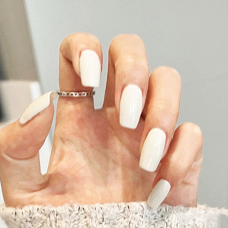 Faux-ongles-carre-moyen-blanc-simple-chic-ongles-gel-femmes-naturel-nail