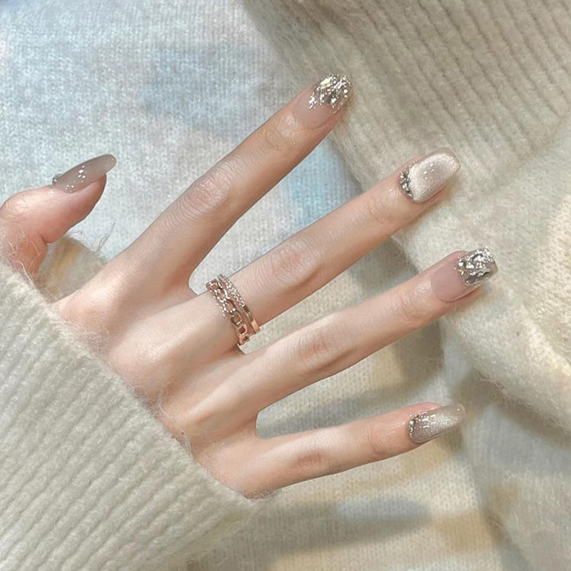 Faux-ongles-lumiere-blanche-et-argentee-blanc-douce-tendance-ongles-mariage