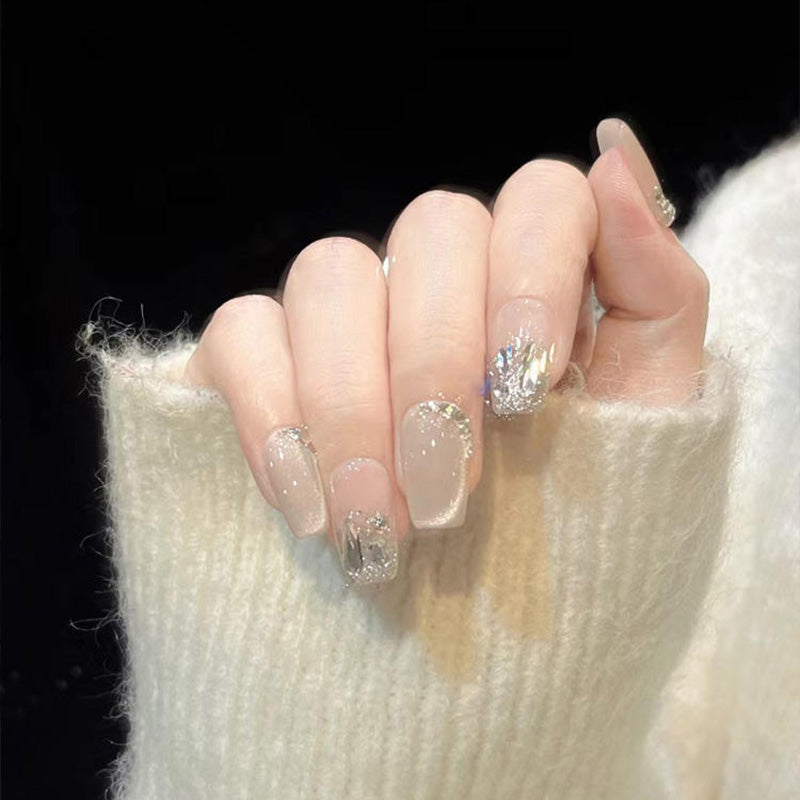 Faux-ongles-lumiere-blanche-et-argentee-blanc-douce-tendance-ongles-mariage