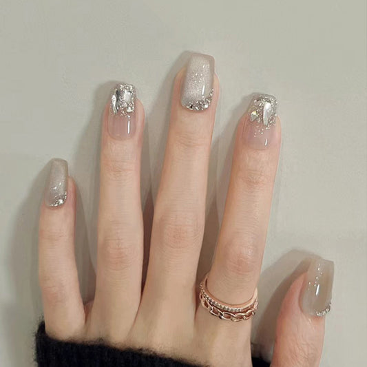 Faux-ongles-lumiere-blanche-et-argentee-blanc-douce-tendance-ongles-mariage