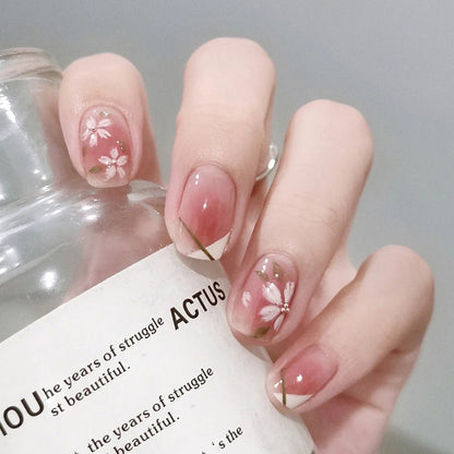 Faux-ongles-rose-fleur-moderne-carre-court-decor-chic-press-on-nail-a-la-maison_3