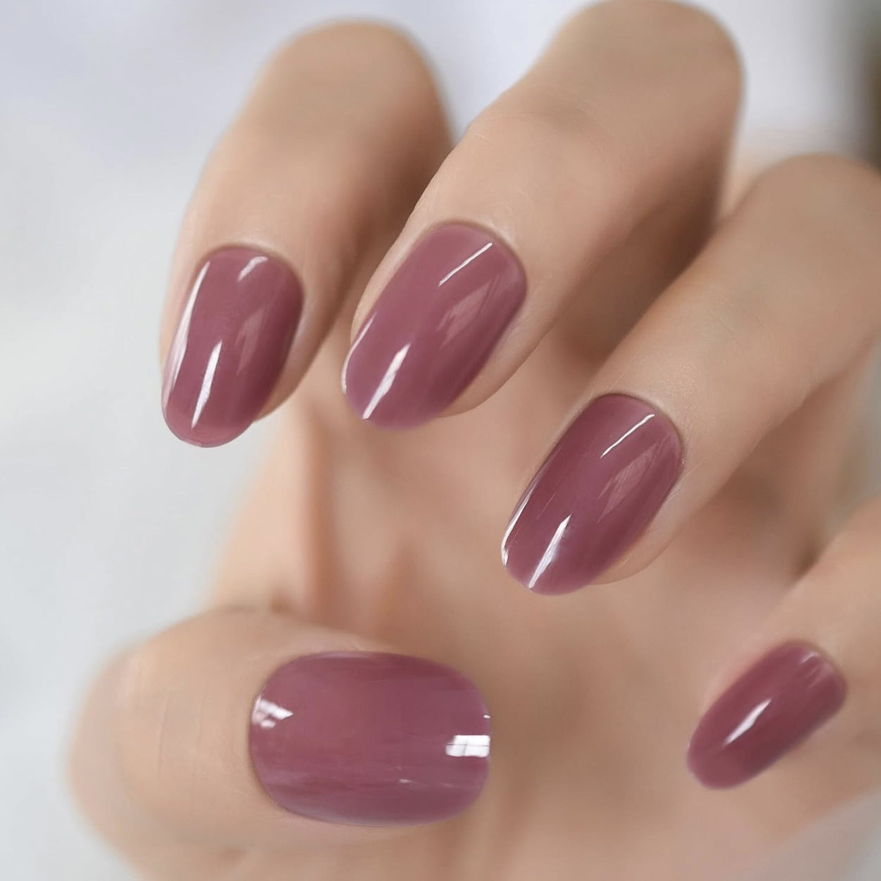 Faux ongles ovales mauves de longueur moyenne