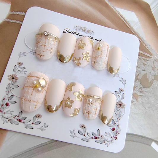 Faux ongles élégants blanc crème or décor