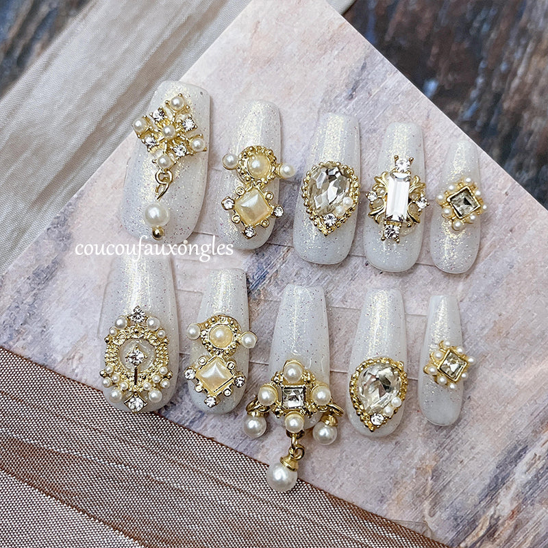 faux-ongle-blanc-laiteux-couleur-ete-tendance-or-magnifique-decoration-perle-acc-tres-belle-manucure-ongle-ete-faux-nails-art-cadeau-1