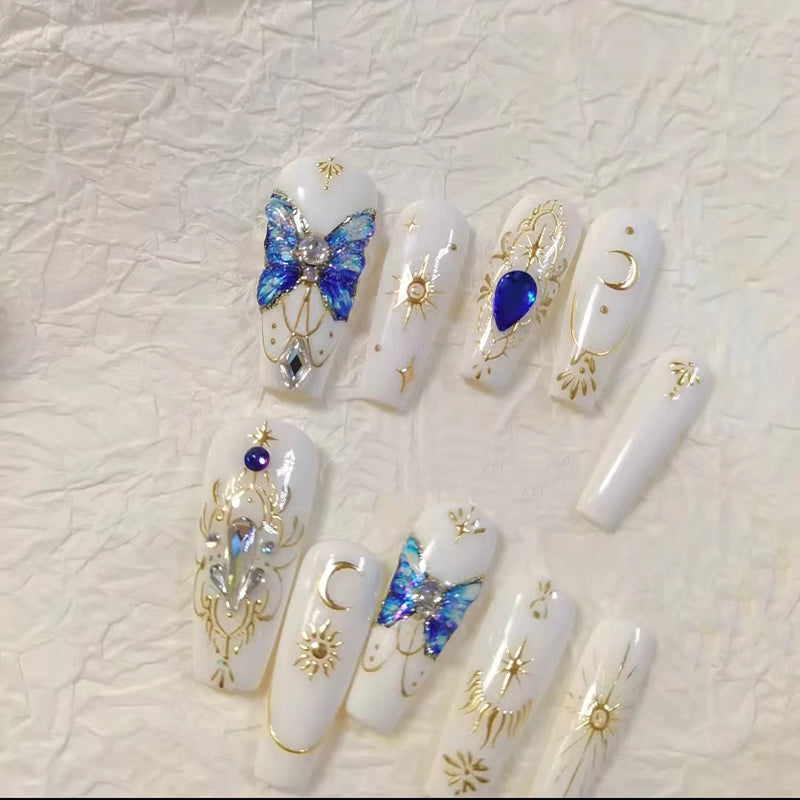 faux-ongle-blanc-laiteux-or-soleil-et-lune-desssin-decor-bleu-diamant-et-papillon-elegance-manucure-en-france-ballerine-ongle-gel-1