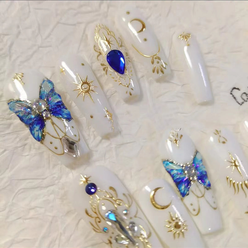 faux-ongle-blanc-laiteux-or-soleil-et-lune-desssin-decor-bleu-diamant-et-papillon-elegance-manucure-en-france-ballerine-ongle-gel-4