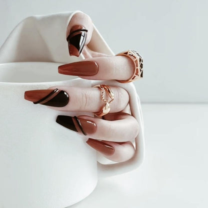 faux-ongle-en-gel-marron-et-noir-melange-tres-elegance-moderne-design-manucure-long-ballerine-fake-nail-marron-fonce-ligne-decor-1