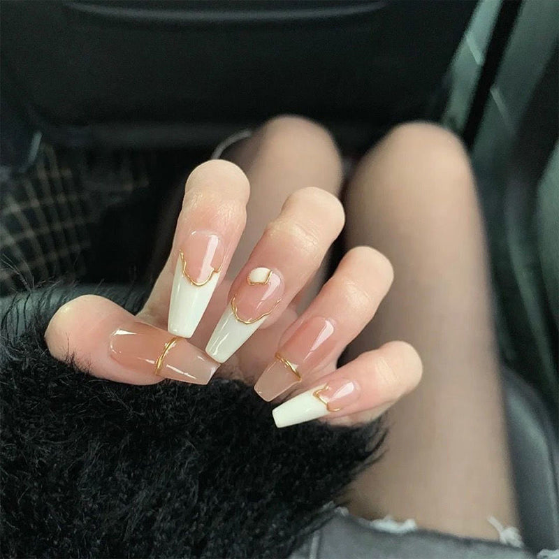 faux-ongles-a-la-mode-french-baby-boom-ongles-en-gel-fait-main-tendance-ballerine-douce-nude-blanc