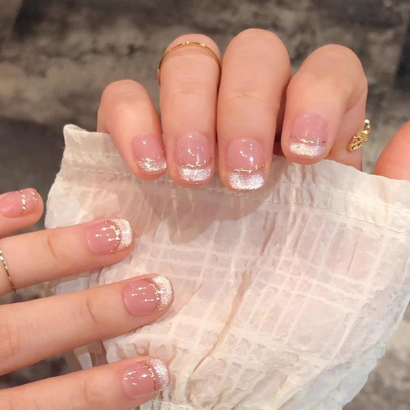 Faux ongles courts naturels chic french rose nude