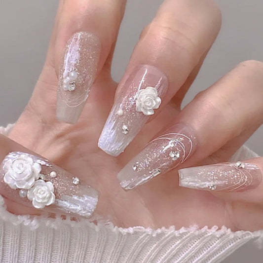 faux-ongles-baby-boomer-blanc-fleur-mariage-ongles-douce-couleur-ballerine