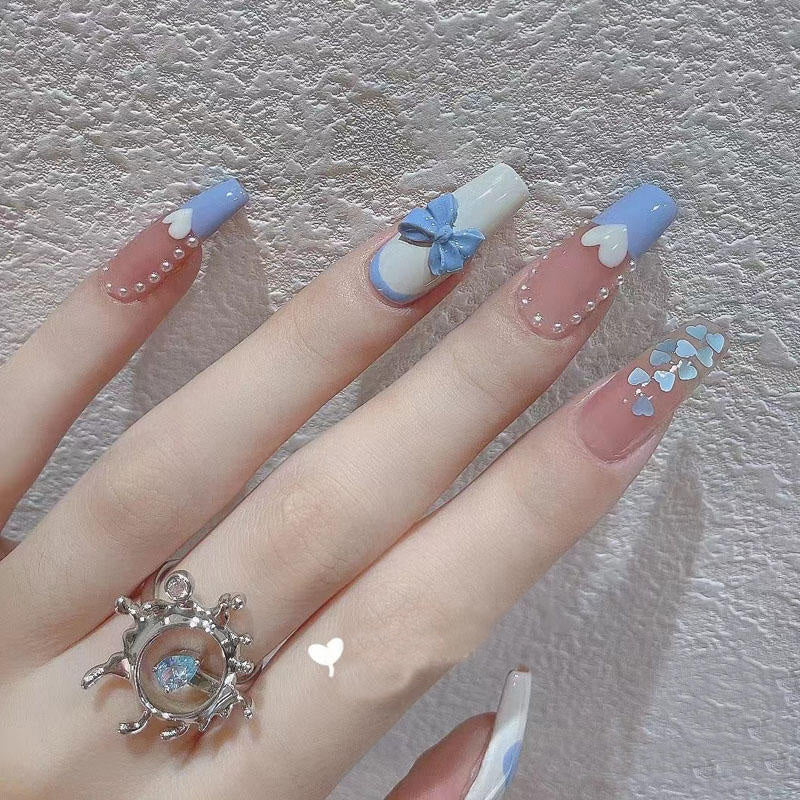 faux-ongles-blanc-bleu-noed-mignon-perle-decor-faitla-maison-ballerine-long-coeur-dessin