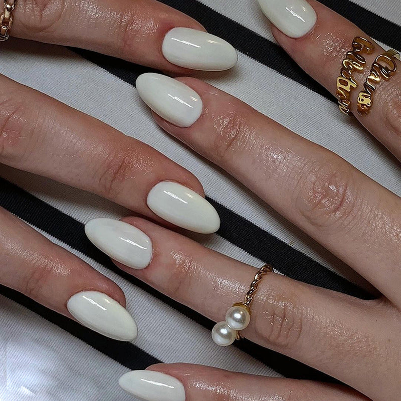 faux-ongles-blanc-naturel-idée-ongle-été-rond-blanc-classique