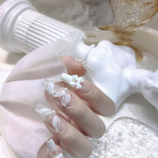 faux-ongles-fait-la-main-noeud-ruban-french-blanc-perle-decor-charme-feminin-ongle-gel