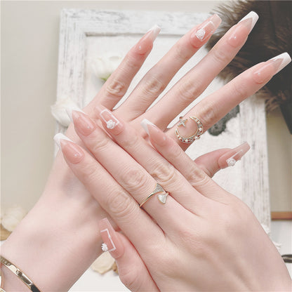 faux-ongles-french-blanc-transparent-carre-moyen-bordure-blanche-moderne-fleur-blanche-decor-manucure