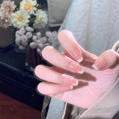 faux-ongles-french-carre-moyen-manucure-nude-blanc-couleur-simple-decor-moderne-manucure-ongles-en-gel-douce-fait-main