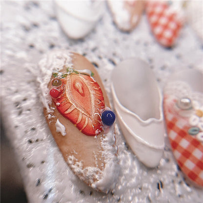 faux-ongles-gel-fraise-myrtille-fruit-decor-ongles-autocollant-fraiche-nude-base-manucure-blanc-enneige-nail-art-1