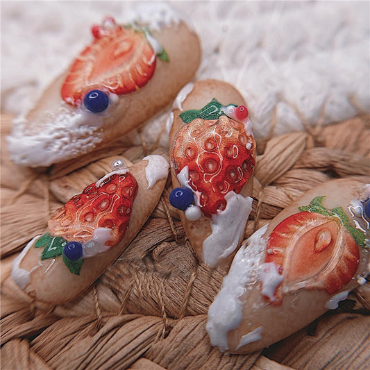 faux-ongles-gel-fraise-myrtille-fruit-decor-ongles-autocollant-fraiche-nude-base-manucure-blanc-enneige-nail-art-coucoufauxongles
