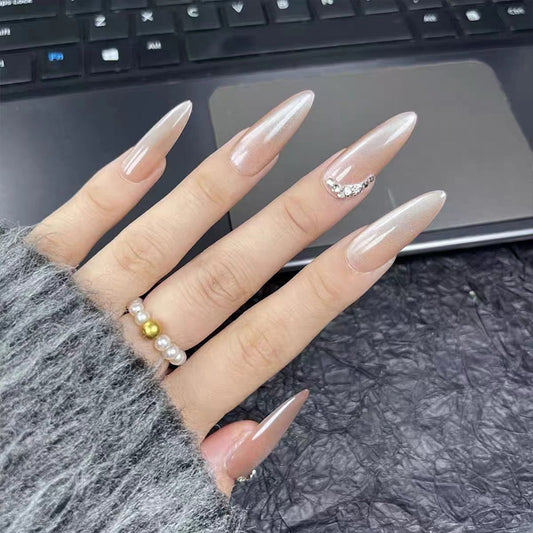 faux-ongles-naturels-stiletto-beige-clair-nude-simple-long-pointu-ongles-a-coller-moderne-femmes-manucure