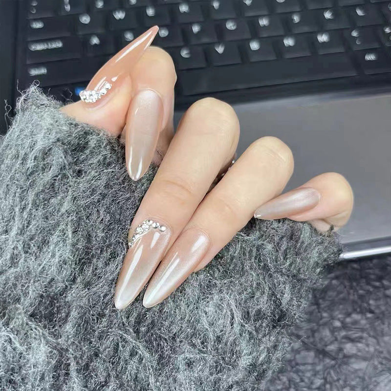 faux-ongles-naturels-stiletto-beige-clair-nude-simple-long-pointu-ongles-a-coller-moderne-femmes-manucure