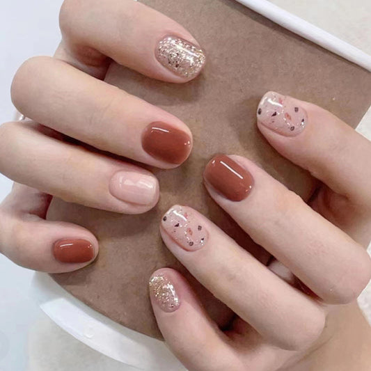 Faux ongles paillettes beige blanc or