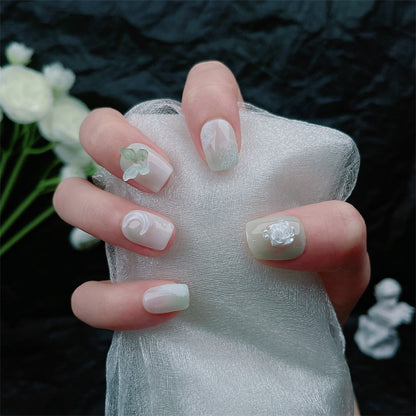 faux-ongles-papillon-blanc-vert-couleur-frais-douce-carre-court-ongles-a-coller-decor-clair-manucure