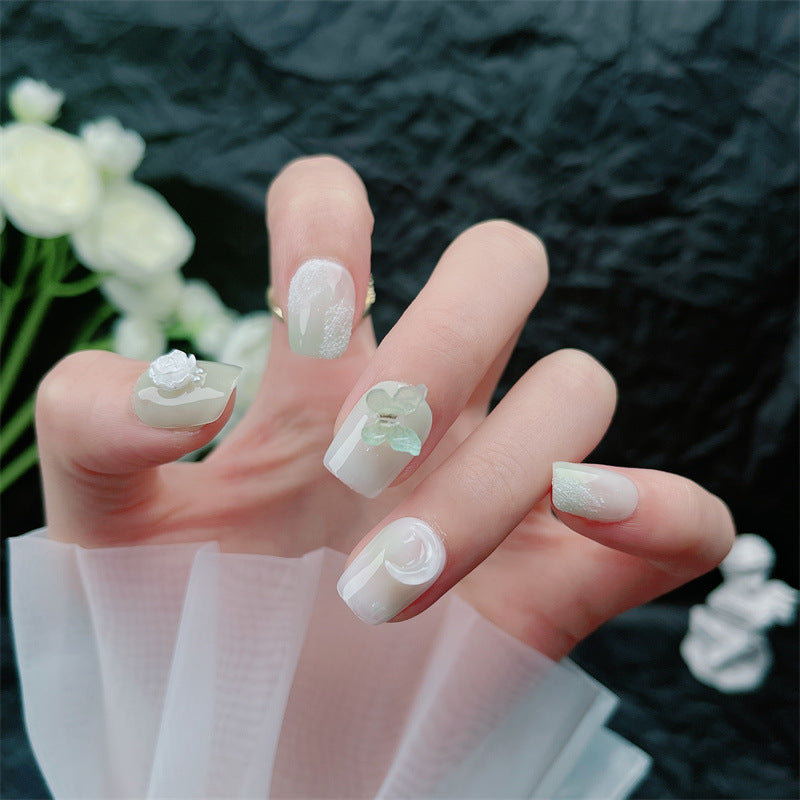 faux-ongles-papillon-blanc-vert-couleur-frais-douce-carre-court-ongles-a-coller-decor-clair-manucure