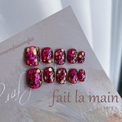 faux-ongles-scarlet-et-vert-fonce-couleur-ete-tendance-meilleur-faux-ongles-autocollant-en-gel-faux-nails-court-paillettes-manucure-1