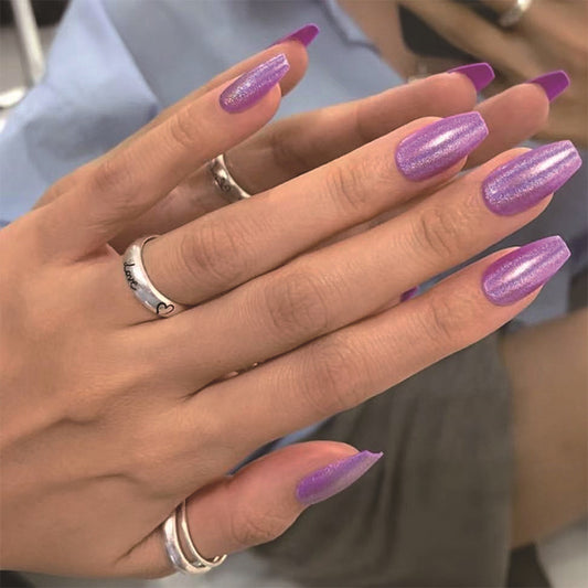 idee-ongle-simple-ete-faux-ongles-violet-brillant-pretty-ongle-en-gel-manucure-moderne-chic-couleur
