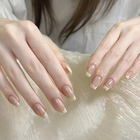 ongle-gel-naturel-elegance-nude-couleur-carre-court-french-style-manucure-nail-art-beige-colle-decor-ete-tendance-3