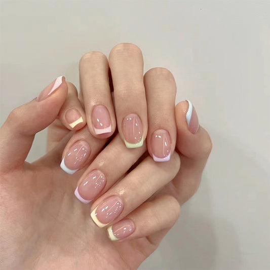ongles-en-gel-french-carre-court-nude-couleur-manucureviolet-jaune-clair-nail-art-coucoufauxongles