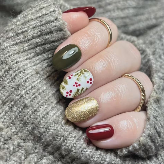 Faux ongles assortis aux couleurs de Noël rouge, vert et blanc