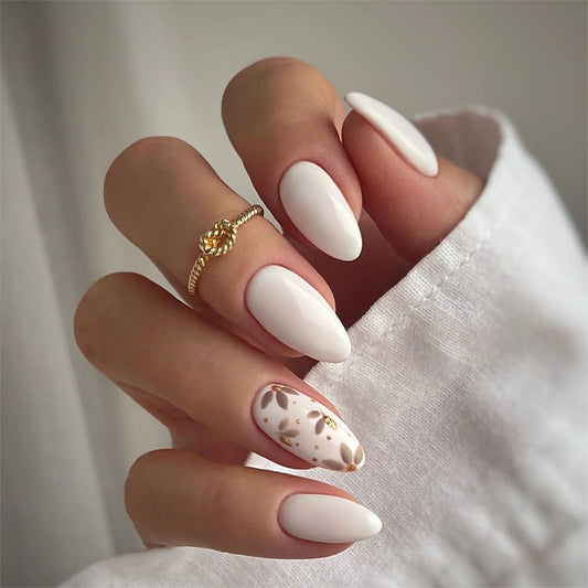 Faux ongles pointu court blanc élégance minimaliste