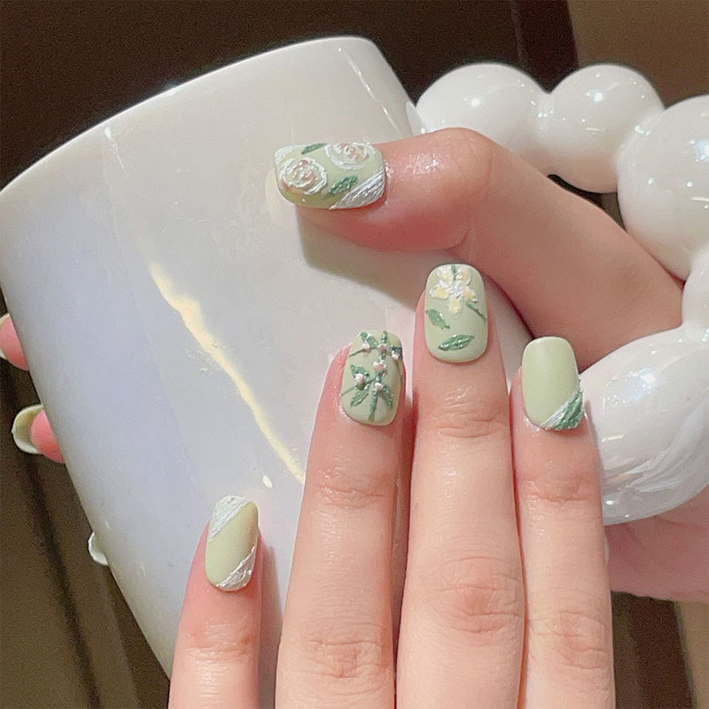 toile_-faux-ongle-gel-vert-clair-fleur-decor-court-manucure-blanc-jaunecouleur-printemps-et-mignonne-coucoufauxongles